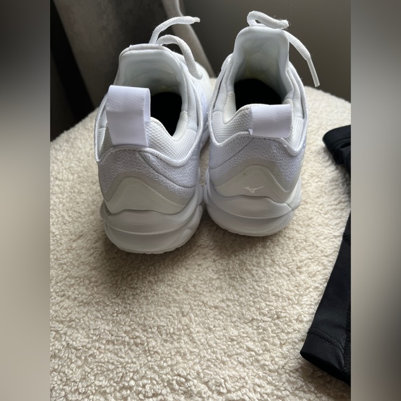 Mizuno Wave Luminous 2 Women's Volleyball Shoes US Size 6 - Picture 2 of 5